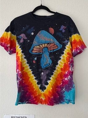 LIQUID BLUE TIE DYE COSMIC MUSHROOM SPACE GRAPHIC TEE RAINBOW MEDIUM